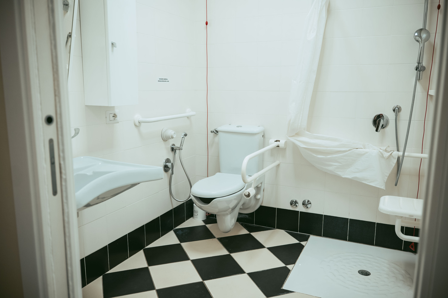 Bagno accessibile della camera con doccia e sanitari