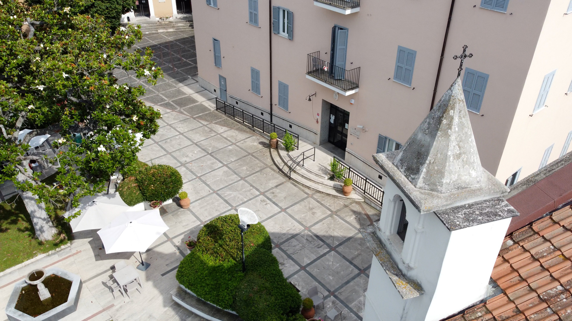 Area esterna e copertura della chiesa vista dall'alto