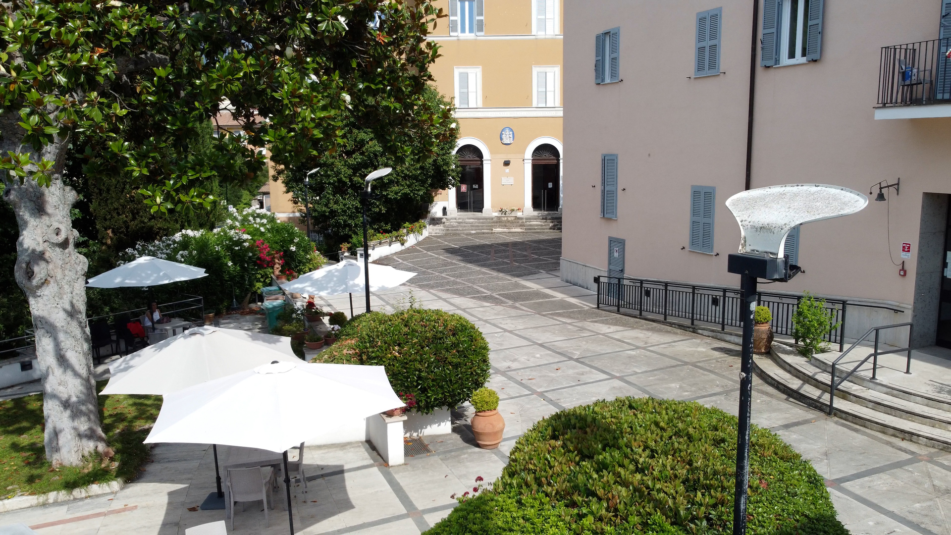 Cortile esterno con ombrelloni e tavoli